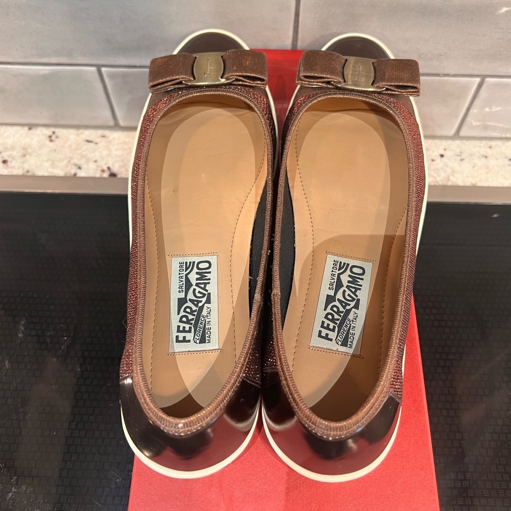 Salvatore Ferragamo Gold Metallic Bow Slip-On Flats - Picture 3 of 5